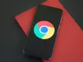 Smartfon z logo Chrome. Dowiedz się, jak wylaczyc historie przegladania Chrome, aby zachować prywatność.