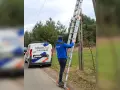 Technik z firmy klikom.net na drabinie przy słupie. Może to jest powód, dlaczego nie mam internetu.
