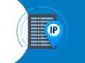 Ikona lokalizacji z napisem IP na tle serwerowni. Symbolizuje publiczny IP i dostęp do sieci.