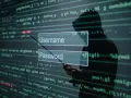 Sylwetka hakera w kapturze celuje wędką z haczykiem w pola logowania "Username" i "Password", symbolizując atak socjotechniczny.