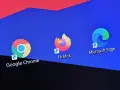 Ikony przeglądarek Google Chrome, Firefox i Microsoft Edge na pulpicie. Czas włączyć tryb incognito.