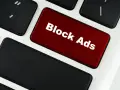 Czerwony klawisz z napisem "Block Ads" symbolizuje, co to jest adblock – narzędzie blokujące reklamy.
