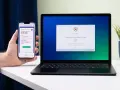 Telefon i laptop pokazują powiadomienia o logowaniu do 83-25-ASIT. Brak uwierzytelnienia.