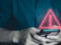 Ostrzeżenie na ekranie telefonu. Dowiedz się, jak sprawdzić, czy telefon jest śledzony i uniknąć zagrożeń.