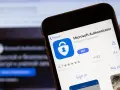 Aplikacja Microsoft Authenticator na ekranie telefonu. Dowiedz się, authenticator co to jest i jak chroni Twoje dane.