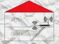 Ilustracja pokazuje, jak ustawić anteny w routerze, aby uzyskać lepszy zasięg Wi-Fi na parterze i piętrze domu.