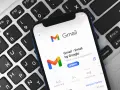 Telefon z aplikacją Gmail na klawiaturze. Dowiedz się, jak zmienić hasło do Gmaila, aby zabezpieczyć swoje konto.