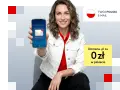 Kobieta prezentuje telefon z powiadomieniem o nowych wiadomościach. Twój polski e-mail z domeną .pl za 0 zł.