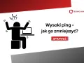 Zirytowana osoba przy komputerze. Wysoki ping – jak go zmniejszyć? Dowiedz się, od czego zależy ping i jak poprawić połączenie.