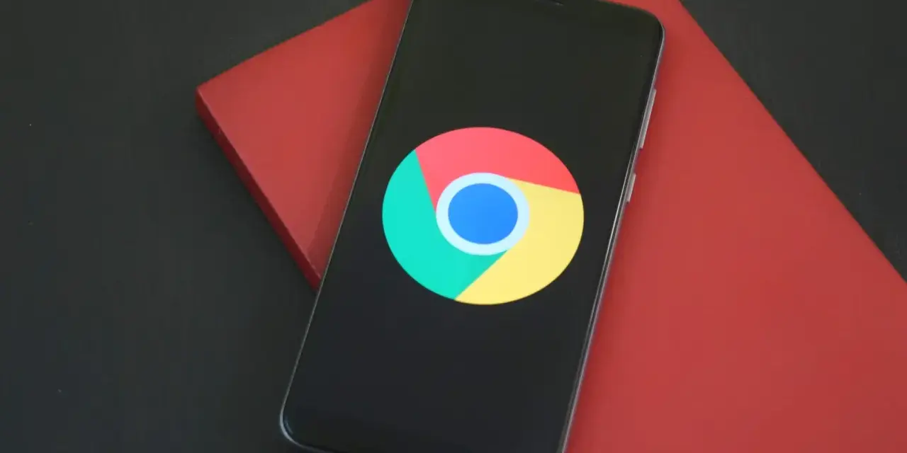 Smartfon z logo Chrome. Dowiedz się, jak wylaczyc historie przegladania Chrome, aby zachować prywatność.
