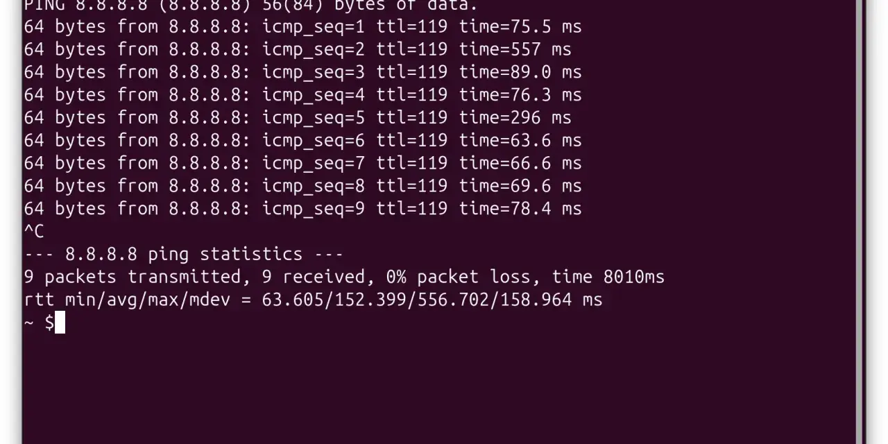 Terminal z wynikami polecenia ping do adresu 8.8.8.8. Widać czasy odpowiedzi pakietów i statystyki.