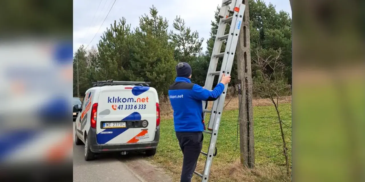 Technik z firmy klikom.net na drabinie przy słupie. Może to jest powód, dlaczego nie mam internetu.