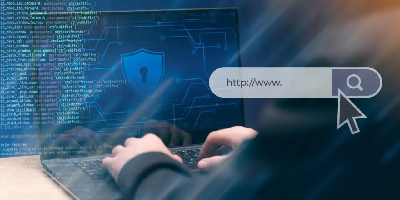 Osoba pisze na klawiaturze laptopa, na ekranie widać kod i pasek adresu z napisem "http://www.", symbol tarczy i ikonę lupy. Dostępne są darmowe certyfikaty SSL.