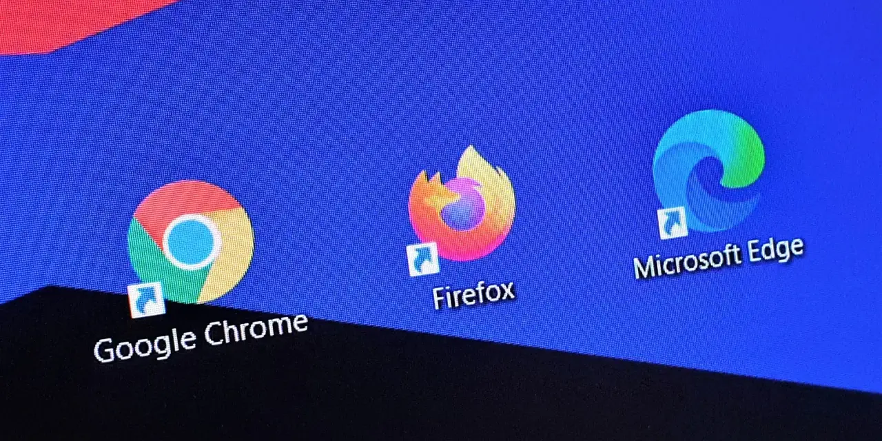 Ikony przeglądarek Google Chrome, Firefox i Microsoft Edge na pulpicie. Czas włączyć tryb incognito.