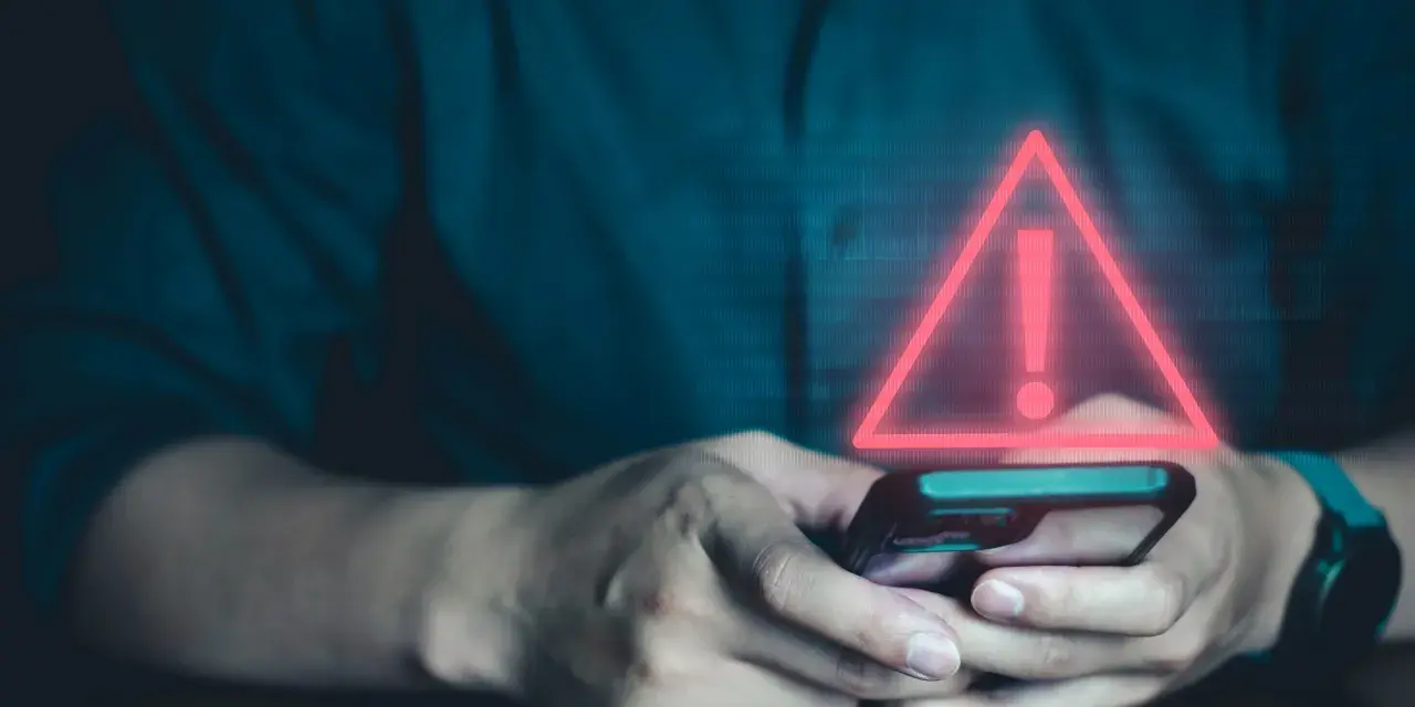 Ostrzeżenie na ekranie telefonu. Dowiedz się, jak sprawdzić, czy telefon jest śledzony i uniknąć zagrożeń.