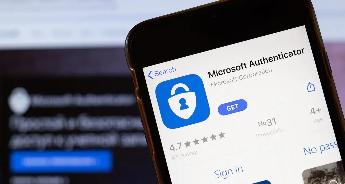 Aplikacja Microsoft Authenticator na ekranie telefonu. Dowiedz się, authenticator co to jest i jak chroni Twoje dane.