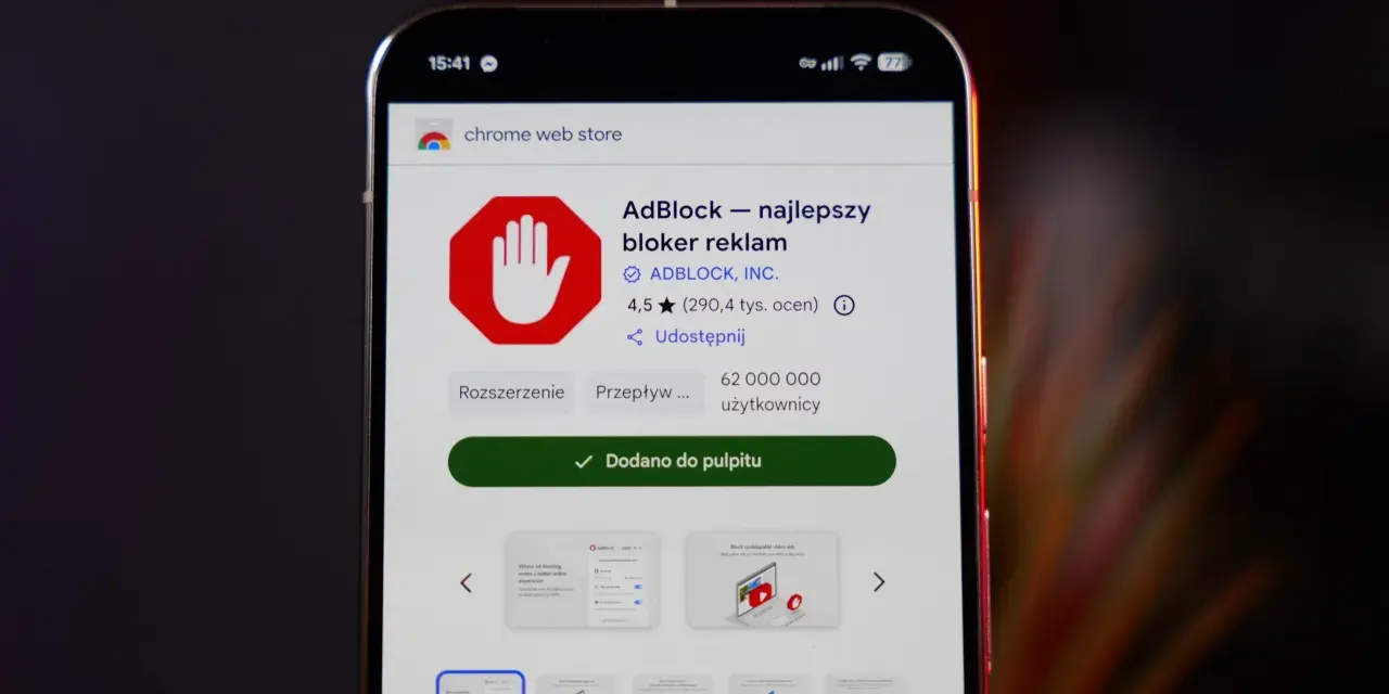 Jak wyłączyć blokowanie reklam? Na ekranie telefonu widać stronę Chrome Web Store z rozszerzeniem AdBlock.