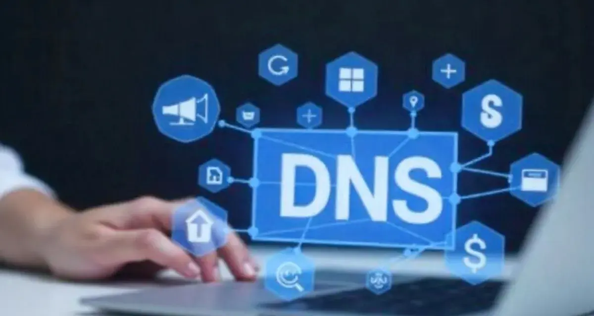 Grafika przedstawia sieć połączonych ikon wokół napisu DNS, symbolizując propagację DNS i zarządzanie domenami.