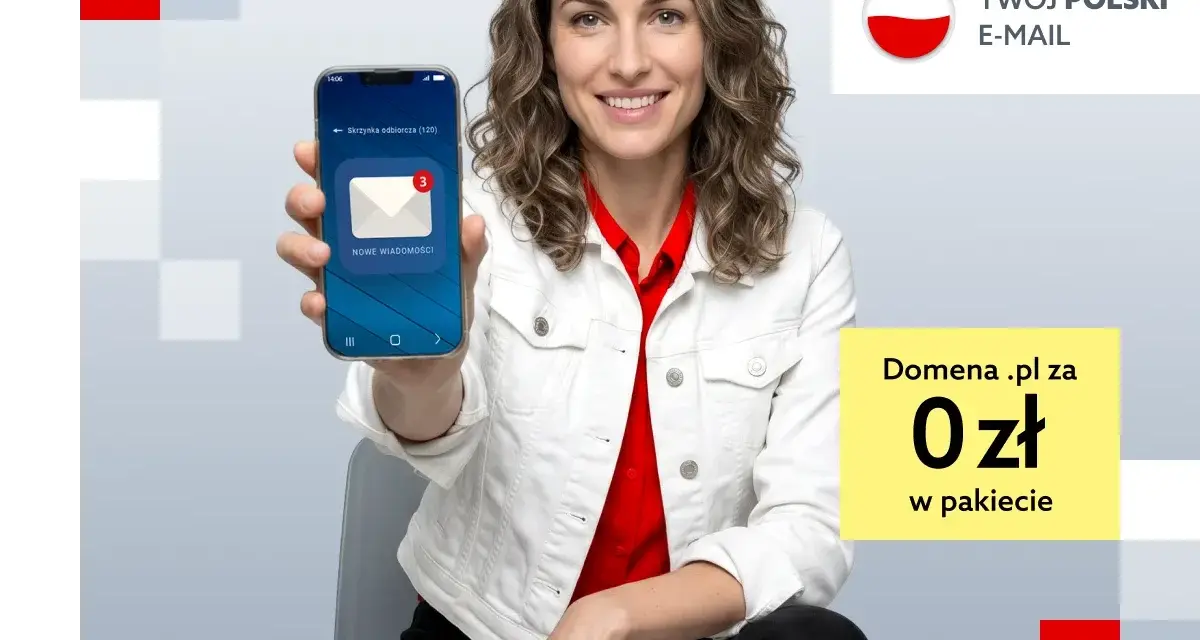 Kobieta prezentuje telefon z powiadomieniem o nowych wiadomościach. Twój polski e-mail z domeną .pl za 0 zł.