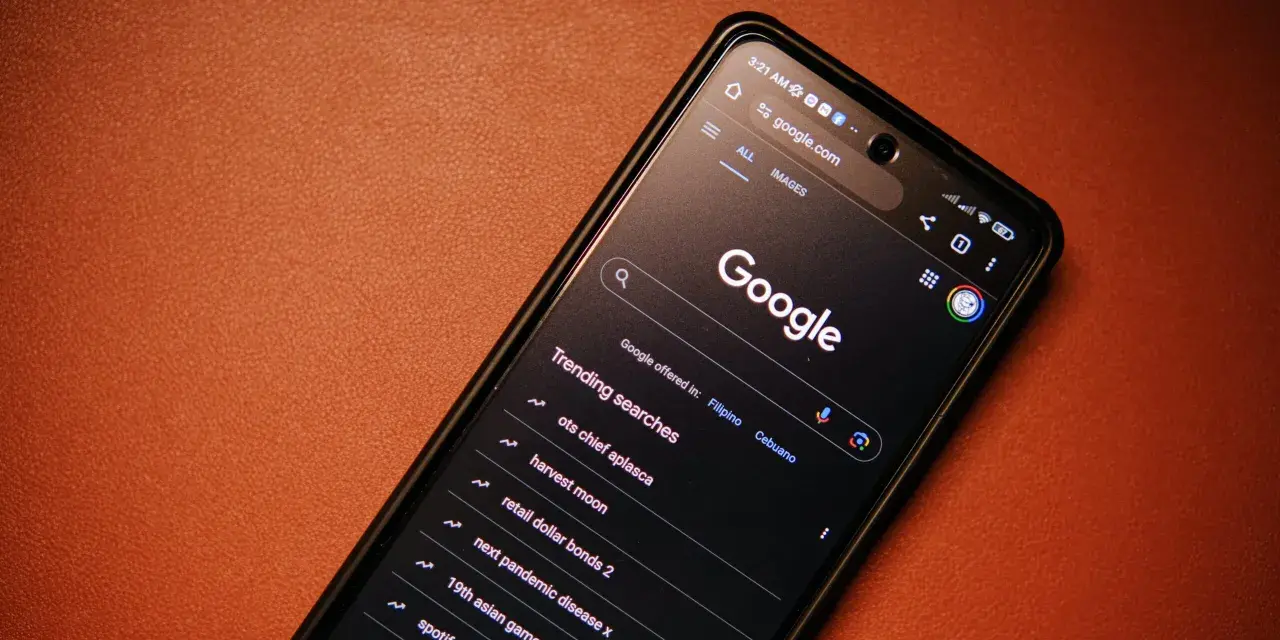 Telefon z wyszukiwarką Google. Widoczne "Trending searches", gdzie można sprawdzić, co to safesearch.