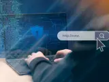 Osoba pisze na klawiaturze laptopa, na ekranie widać kod i pasek adresu z napisem "http://www.", symbol tarczy i ikonę lupy. Dostępne są darmowe certyfikaty SSL.