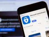 Aplikacja Microsoft Authenticator na ekranie telefonu. Dowiedz się, authenticator co to jest i jak chroni Twoje dane.