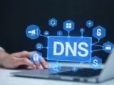 Grafika przedstawia sieć połączonych ikon wokół napisu DNS, symbolizując propagację DNS i zarządzanie domenami.