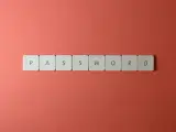 Litery układają się w słowo "PASSWORD". Dobry menedżer haseł to klucz do bezpieczeństwa.