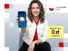 Kobieta prezentuje telefon z powiadomieniem o nowych wiadomościach. Twój polski e-mail z domeną .pl za 0 zł.