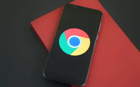 Smartfon z logo Chrome. Dowiedz się, jak wylaczyc historie przegladania Chrome, aby zachować prywatność.