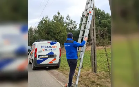 Technik z firmy klikom.net na drabinie przy słupie. Może to jest powód, dlaczego nie mam internetu.
