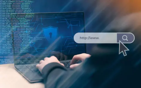 Osoba pisze na klawiaturze laptopa, na ekranie widać kod i pasek adresu z napisem "http://www.", symbol tarczy i ikonę lupy. Dostępne są darmowe certyfikaty SSL.