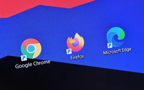 Ikony przeglądarek Google Chrome, Firefox i Microsoft Edge na pulpicie. Czas włączyć tryb incognito.