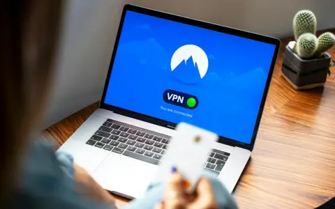 Osoba korzysta z laptopa z włączoną vpn przeglądarką. Na ekranie widnieje logo i komunikat "You are connected".