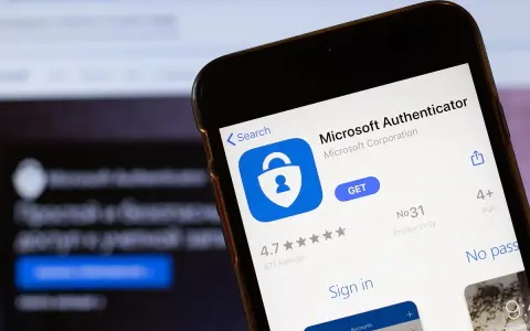 Aplikacja Microsoft Authenticator na ekranie telefonu. Dowiedz się, authenticator co to jest i jak chroni Twoje dane.