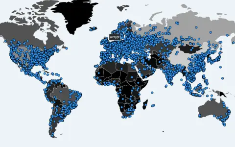 Mapa świata z niebieskimi kropkami, które pokrywają większość kontynentów. W Europie widoczny napis "wencrypt". Tyle punktów, że aż chce się **wanna cry**.