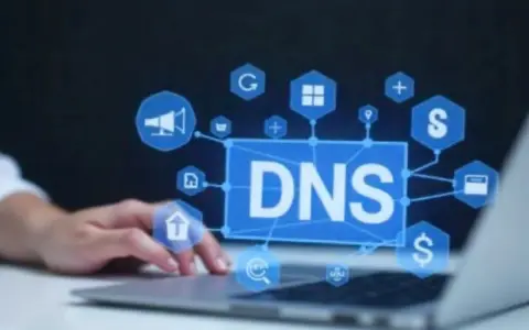 Grafika przedstawia sieć połączonych ikon wokół napisu DNS, symbolizując propagację DNS i zarządzanie domenami.