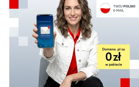 Kobieta prezentuje telefon z powiadomieniem o nowych wiadomościach. Twój polski e-mail z domeną .pl za 0 zł.