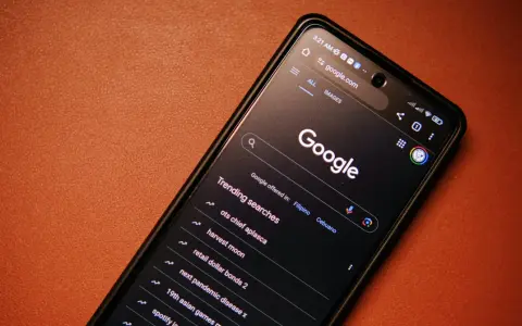 Telefon z wyszukiwarką Google. Widoczne "Trending searches", gdzie można sprawdzić, co to safesearch.