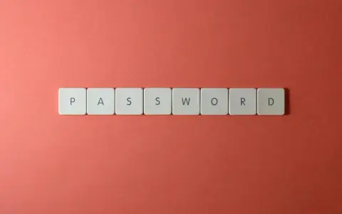 Litery układają się w słowo "PASSWORD". Dobry menedżer haseł to klucz do bezpieczeństwa.