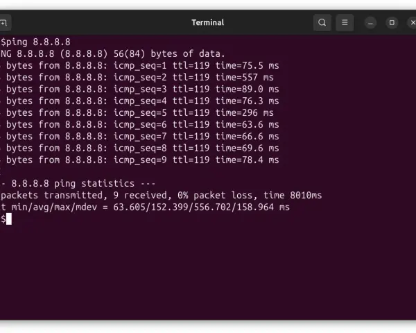 Terminal z wynikami polecenia ping do adresu 8.8.8.8. Widać czasy odpowiedzi pakietów i statystyki.