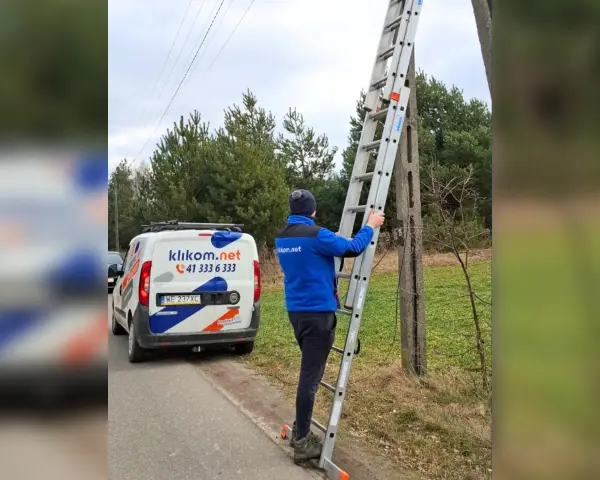 Technik z firmy klikom.net na drabinie przy słupie. Może to jest powód, dlaczego nie mam internetu.