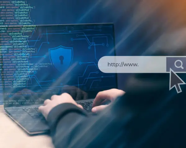 Osoba pisze na klawiaturze laptopa, na ekranie widać kod i pasek adresu z napisem "http://www.", symbol tarczy i ikonę lupy. Dostępne są darmowe certyfikaty SSL.