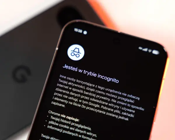 Jak sprawdzić karty incognito w telefonie? Ekran smartfona z informacją o trybie prywatności.