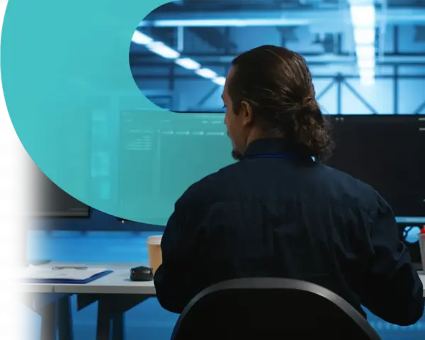 Analityk pracuje nad cyber threat intelligence, analizując dane na monitorach w serwerowni.