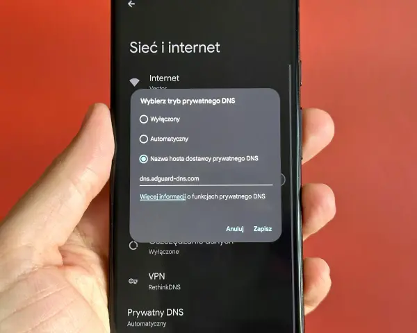 Jak usunąć reklamy z Google? Ustaw prywatny DNS na dns.adguard-dns.com w ustawieniach telefonu.