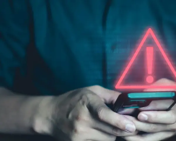 Ostrzeżenie na ekranie telefonu. Dowiedz się, jak sprawdzić, czy telefon jest śledzony i uniknąć zagrożeń.