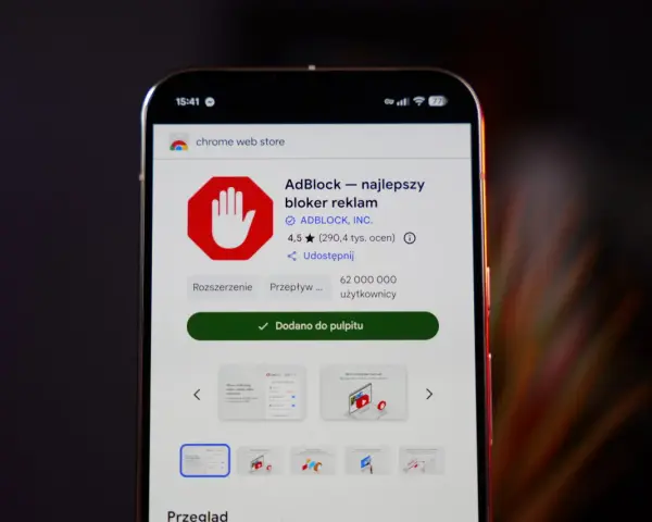 Jak wyłączyć blokowanie reklam? Na ekranie telefonu widać stronę Chrome Web Store z rozszerzeniem AdBlock.
