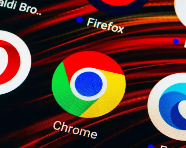 Szukasz alternatywy dla Chrome? Na ekranie widać ikony przeglądarek: Opera, Firefox, Chrome, Edge.