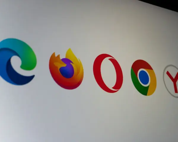 Ikony przeglądarek: Edge, Firefox, Opera, Chrome, Yandex. Dowiedz się, jak zablokować reklamy w każdej z nich.